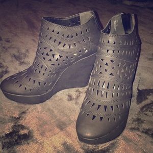 Black wedges